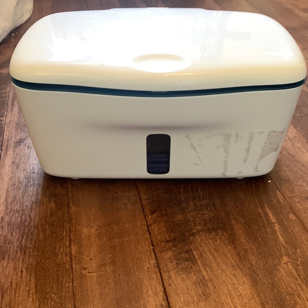 Wipes holder
